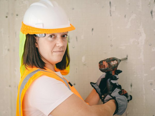 Créer un espace unique avec une bâche sur mesure : inspirations et solutions pratiques